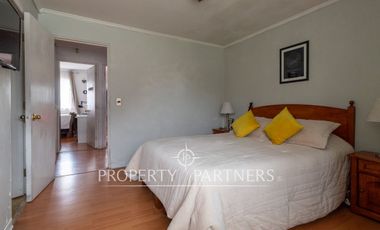 Amplia casa de tres pisos en entorno residencial privilegiado