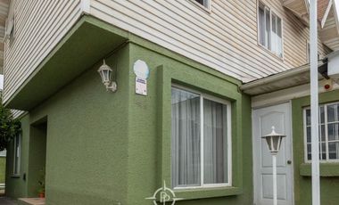 Amplia casa de tres pisos en entorno residencial privilegiado