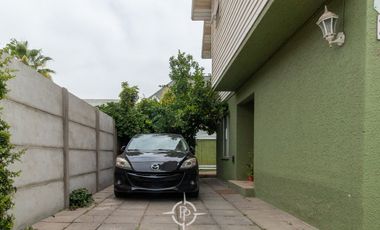 Amplia casa de tres pisos en entorno residencial privilegiado
