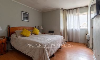 Amplia casa de tres pisos en entorno residencial privilegiado