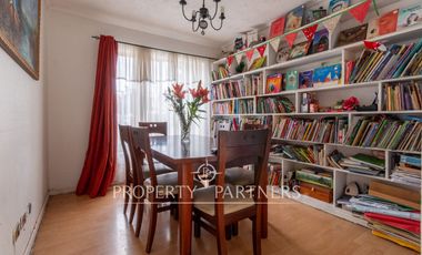 Amplia casa de tres pisos en entorno residencial privilegiado