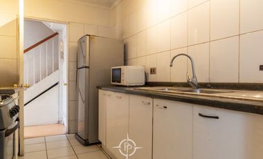 Amplia casa de tres pisos en entorno residencial privilegiado