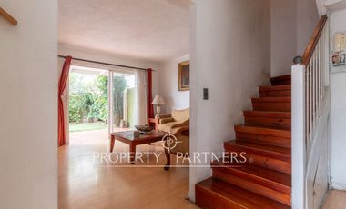 Amplia casa de tres pisos en entorno residencial privilegiado