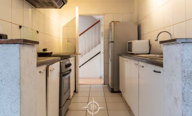 Amplia casa de tres pisos en entorno residencial privilegiado