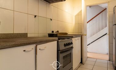 Amplia casa de tres pisos en entorno residencial privilegiado