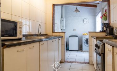 Amplia casa de tres pisos en entorno residencial privilegiado