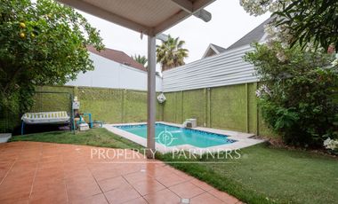 Amplia casa de tres pisos en entorno residencial privilegiado