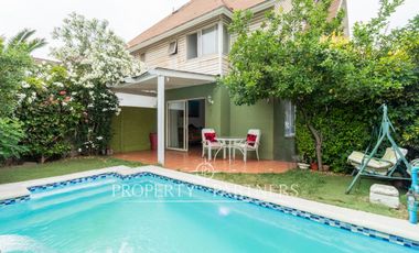 Amplia casa de tres pisos en entorno residencial privilegiado