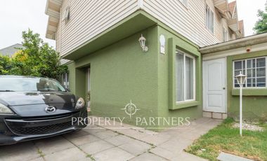 Amplia casa de tres pisos en entorno residencial privilegiado