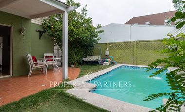 Amplia casa de tres pisos en entorno residencial privilegiado