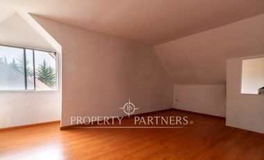 Amplia casa de tres pisos en entorno residencial privilegiado