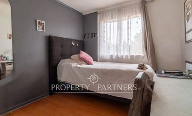 Amplia casa de tres pisos en entorno residencial privilegiado