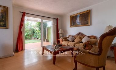 Amplia casa de tres pisos en entorno residencial privilegiado