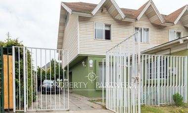 Amplia casa de tres pisos en entorno residencial privilegiado