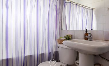 Amplia casa de tres pisos en entorno residencial privilegiado