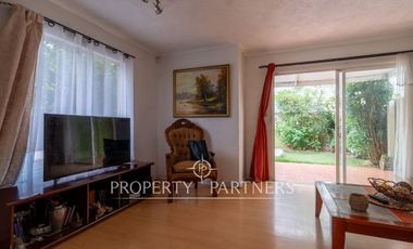 Amplia casa de tres pisos en entorno residencial privilegiado