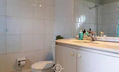 Amplia casa de tres pisos en entorno residencial privilegiado