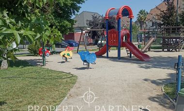 Amplia casa de tres pisos en entorno residencial privilegiado