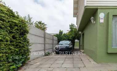 Amplia casa de tres pisos en entorno residencial privilegiado