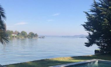 Casa en Venta en Sitio con 2 casas ambas con acceso al lago, 2 embarcaderos
