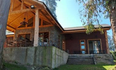 Casa en Venta en Sitio con 2 casas ambas con acceso al lago, 2 embarcaderos