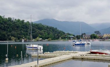 Casa en Arriendo en Arriendo por día en condominio para 10 personas con acceso al lago y marina a pasos del centro de Pucón