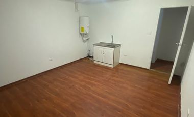 Excelente Casa con Taller y Oficinas, cerca metro.