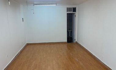 Excelente Casa con Taller y Oficinas, cerca metro.