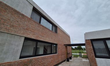 VENTA - ALQUILER Casa en San Sebastián Diseño - 4 ambientes