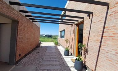 VENTA - ALQUILER Casa en San Sebastián Diseño - 4 ambientes