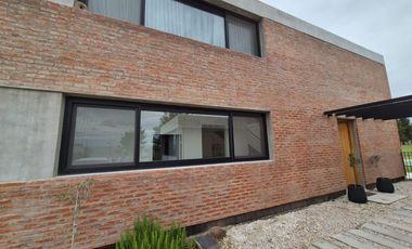 VENTA - ALQUILER Casa en San Sebastián Diseño - 4 ambientes