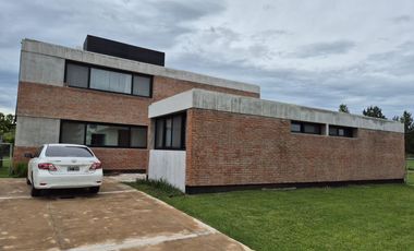 VENTA - ALQUILER Casa en San Sebastián Diseño - 4 ambientes