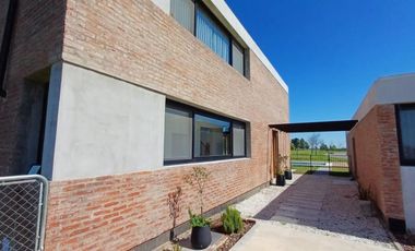 VENTA - ALQUILER Casa en San Sebastián Diseño - 4 ambientes