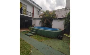 DISTINGUIDA CASA ZONA AV RADEMACHER Y MONTEAGUDO Cod C655