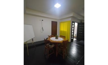 DISTINGUIDA CASA ZONA AV RADEMACHER Y MONTEAGUDO Cod C655