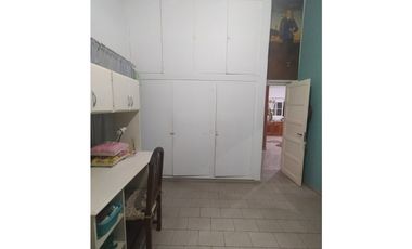 DISTINGUIDA CASA ZONA AV RADEMACHER Y MONTEAGUDO Cod C655