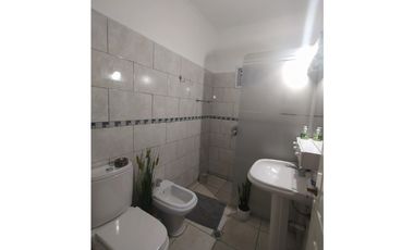 DISTINGUIDA CASA ZONA AV RADEMACHER Y MONTEAGUDO Cod C655