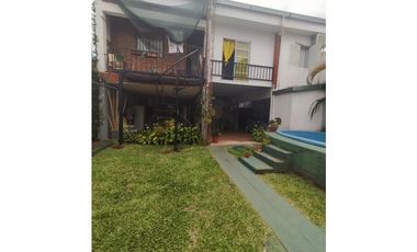 DISTINGUIDA CASA ZONA AV RADEMACHER Y MONTEAGUDO Cod C655