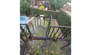 DISTINGUIDA CASA ZONA AV RADEMACHER Y MONTEAGUDO Cod C655