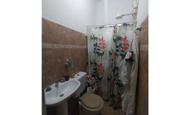 DISTINGUIDA CASA ZONA AV RADEMACHER Y MONTEAGUDO Cod C655