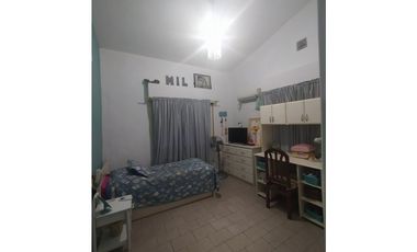 DISTINGUIDA CASA ZONA AV RADEMACHER Y MONTEAGUDO Cod C655