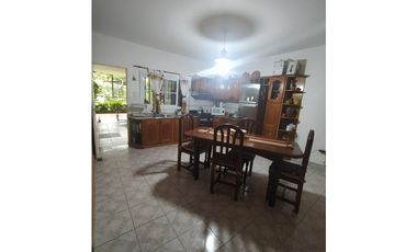 DISTINGUIDA CASA ZONA AV RADEMACHER Y MONTEAGUDO Cod C655