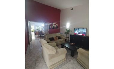 DISTINGUIDA CASA ZONA AV RADEMACHER Y MONTEAGUDO Cod C655