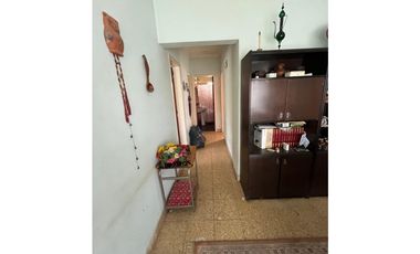 Importante propiedad en esquina con monoambiente barrio la farola