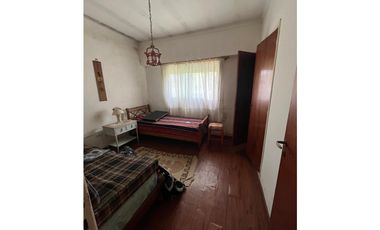 Importante propiedad en esquina con monoambiente barrio la farola