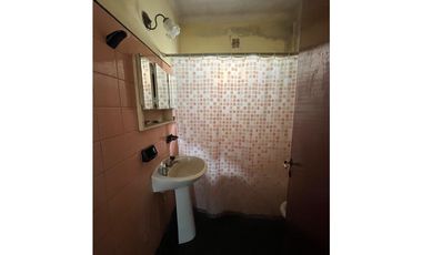 Importante propiedad en esquina con monoambiente barrio la farola