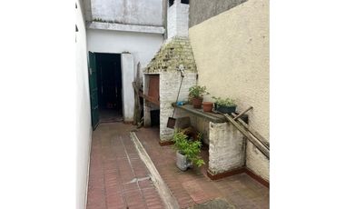 Importante propiedad en esquina con monoambiente barrio la farola