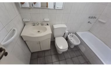 Duplex Ubicadísimo 2 dormitorios 2 baños, cochera, patio y terraza