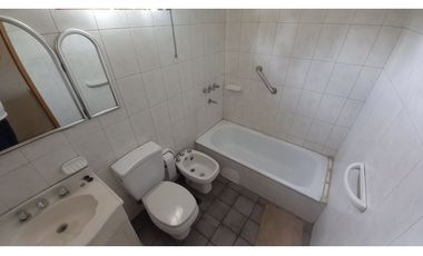 Duplex Ubicadísimo 2 dormitorios 2 baños, cochera, patio y terraza