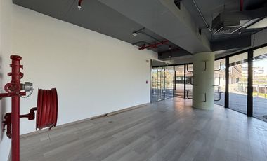 Local Comercial en Arriendo en Avenida Santa María con Carolina Rabat